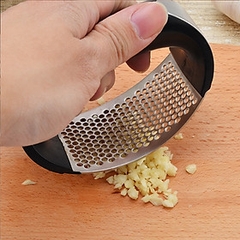 Dụng Cụ Dập Tỏi Ép Tỏi Cán Đen Cầm Tay Bằng Thép Không Gỉ Tiện Dụng A2351