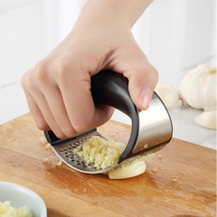 Dụng Cụ Dập Tỏi Ép Tỏi Cán Đen Cầm Tay Bằng Thép Không Gỉ Tiện Dụng A2351