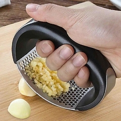Dụng Cụ Dập Tỏi Ép Tỏi Cán Đen Cầm Tay Bằng Thép Không Gỉ Tiện Dụng A2351
