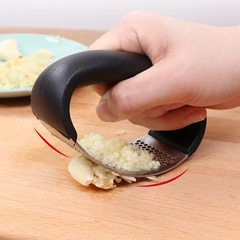 Dụng Cụ Dập Tỏi Ép Tỏi Cán Đen Cầm Tay Bằng Thép Không Gỉ Tiện Dụng A2351