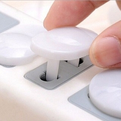 Nút Bịt Ổ Cắm Điện Chống Giật An Toàn Cho Bé Yêu A247