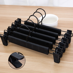 Giá treo quần bằng nhựa đen kẹp quần áo cửa hàng có kẹp móc treo đồ L0321