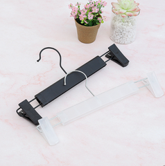 Giá treo quần bằng nhựa đen kẹp quần áo cửa hàng có kẹp móc treo đồ L0321
