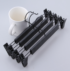 Giá treo quần bằng nhựa đen kẹp quần áo cửa hàng có kẹp móc treo đồ L0321