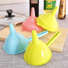 Phễu rót chất lỏng, dụng cụ rót chất lỏng dạng phễu nhựa đa năng nhiều màu sắc A1621