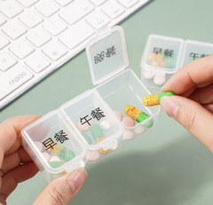 Hộp thuốc có bao bì riêng dành cho người cao tuổi, bao gồm lời nhắc uống thuốc ba lần một ngày (sáng, trưa và tối) A1732