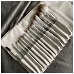 Bộ Cọ Trang Điểm MAANGE 14 Cây Màu Xám Kèm Túi Da