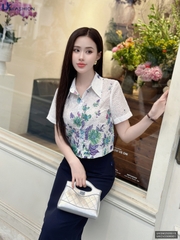 Sơ mi hoa chân cổ đức croptop xinh xắn, rực rỡ UKSM2505015