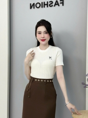 Áo Len Cộc Tay Thêu Nơ UK Fashion Công Sở Nữ Nữ Tính, Thanh Lịch Vải Mềm Mịn UKFAL2410002