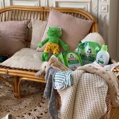 Túi Nước Giặt Quần Áo Hữu Cơ Frosch 1.8L (Hương Lô Hội)