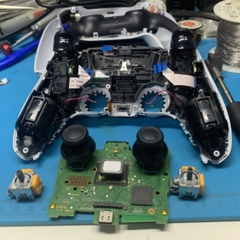 Tay cầm PS5 DualSense sau khi sửa drift