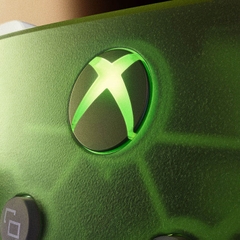 Logo Xbox phát sáng trên nền xanh lá của tay cầm Xbox Series X X25 Special Edition