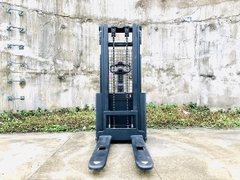 XE NÂNG HÀNG ĐỨNG LÁI