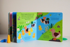 Sách tương tác cho bé - Thế giới nhỏ động đậy - Đinh Tị Books