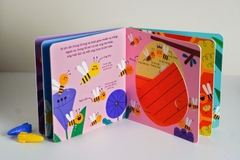 Sách tương tác cho bé - Thế giới nhỏ động đậy - Đinh Tị Books