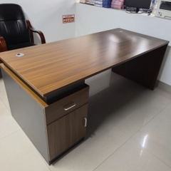 Bàn Làm Việc Lãnh Đạo Văn Phòng, Kèm Tủ Phụ Ngăn Kéo Màu Nâu Phối Đen 180x80x75cm Yapi-BLD009