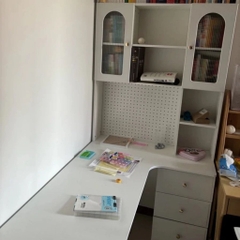 Bàn Học, Làm Việc Góc Chữ L Tích Hợp Giá Sách Đèn LED Kính Sóng 160x55x200cm Yapi-437