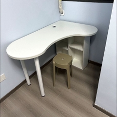 Bàn Làm Việc Góc Chữ L Bo Cong Hiện Đại Tích Hợp Kệ Sách 160x78x73.5cm Yapi-440