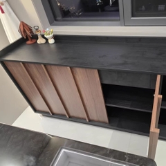 Tủ Trang Trí Nan Dọc Hiện Đại Cánh Vân Gỗ, Khung Đen 160x40x90cm Yapi -118