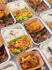 Cơm bò sốt tiêu xanh, gà sốt cam/ Beef with green pepper sauce, chicken with orange sauce and rice