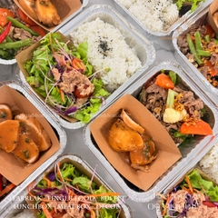 Lunch box Cơm bò xào rau củ, gà sốt tiêu xanh/ Rice with beef and vegetable stir-fry, chicken in green peppercorn sauce