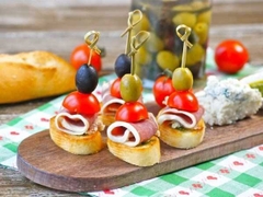 Set 20 Olive and bacon crostini