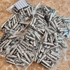 Núm Uống Tiết Kiệm Nước Cho Heo, Núm Dạng Mỏ Vịt, Chất Liệu Inox 201, Trên Thân Ghi SUS 304, Núm VặnInox Dày
