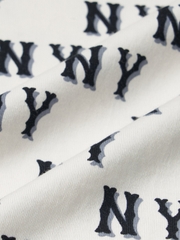 Áo Thun MLB Classic Mono Sporty Full-Panel Pattern Overfit Short-Sleeve T-Shirt New York Yankees Cream