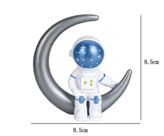 รูปปั้นนักบินอวกาศนั่งบนดวงจันทร์ - Blue FACE