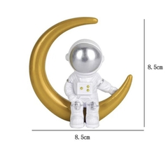 รูปปั้นนักบินอวกาศนั่งบนดวงจันทร์ - Silver FACE