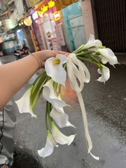 Hoa cưới cầm tay chụp hình cô dâu rum dáng rủ thắt nơ 8-2024  giangpkc-phu-kien-thoi-trang