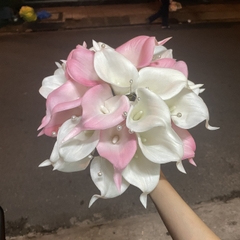 Hoa Cưới Cầm Tay Cô Dâu  T9-2023 HOA RUM CALLA LILY Trắng Hồng hạt trai Giangpkc  giangpkc-phu-kien-thoi-trang