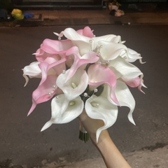 Hoa Cưới Cầm Tay Cô Dâu  T9-2023 HOA RUM CALLA LILY Trắng Hồng hạt trai Giangpkc  giangpkc-phu-kien-thoi-trang