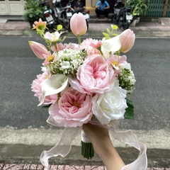 Hoa cầm tay cô dâu tone hồng phối hoa tulip mẫu mới Tháng 11/2023 Giangpkc  giangpkc-phu-kien-thoi-trang