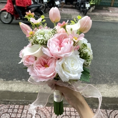 Hoa cầm tay cô dâu tone hồng phối hoa tulip mẫu mới Tháng 11/2023 Giangpkc  giangpkc-phu-kien-thoi-trang