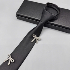Cà vạt nữ thắt sẵn đen phi bóng đính nơ kim loại  6x36 cm giangpkc-phu-kien-thoi-trang