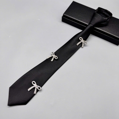 Cà vạt nữ thắt sẵn đen phi bóng đính nơ kim loại  6x36 cm giangpkc-phu-kien-thoi-trang