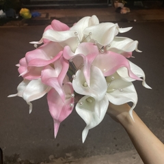 Hoa Cưới Cầm Tay Cô Dâu  T9-2023 HOA RUM CALLA LILY Trắng Hồng hạt trai Giangpkc  giangpkc-phu-kien-thoi-trang