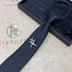 Cà vạt nam màu đen bản nhỏ thắt sẵn 6cm đính sao 4 cánh mẫu đen hoa văn Cao cấp 2024  giangpkc-phu-kien-thoi-trang