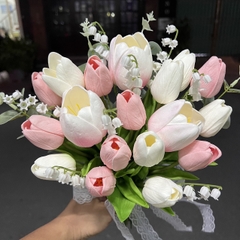 Hoa Cưới Cầm Tay Tulip Trắng và Hồng - Sự Tinh Tế và Tươi Mát Cho Cô Dâu giangpkc-phu-kien-thoi-trang