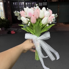 Hoa Cưới Cầm Tay Tulip Trắng và Hồng - Sự Tinh Tế và Tươi Mát Cho Cô Dâu giangpkc-phu-kien-thoi-trang