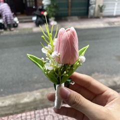 Hoa cài áo chú rể tulip hồng mix baby