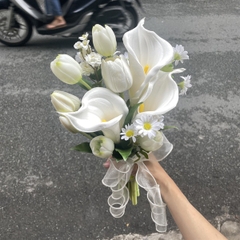 Hoa cầm tay cô dâu rum trắng phối tulip hoa cúc tana siêu dễ thương ngày cưới