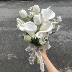 Hoa cầm tay cô dâu rum trắng phối tulip hoa cúc tana siêu dễ thương ngày cưới