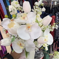 Hoa cầm tay cô dâu lan trắng mix cỏ bông tulip mẫu mới t10-2023