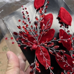 Đôi hoa cài tóc cô dâu màu đỏ chất liệu nhung đẹp mẫu thiết kế t11/2023