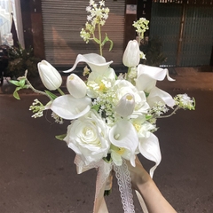 Hoa cầm tay cô dâu Calla Lyli trắng mix tulip màu trắng cỏ mới t1/2024