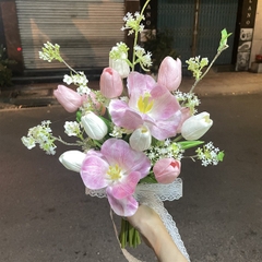 Hoa cầm tay cô dâu tulip hồng tone phấn dễ thương cho ngày cưới mẫu t1/2024