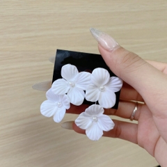 Bông tai cô dâu hoa trắng mẫu nhẹ nhàng cho ngày cưới bông tai hoa xỏ khuyên