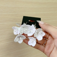 Bông tai cô dâu hoa trắng mẫu nhẹ nhàng cho ngày cưới bông tai hoa xỏ khuyên